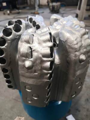 8,5-дюймовая стальная коронка с 7 лопастями и 16-мм основными резцами для бурения скальных пород PDC